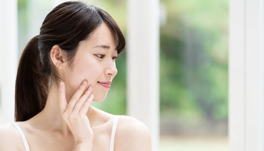 Rửa mặt bằng nước muối sinh lý như thế nào để không hại da?