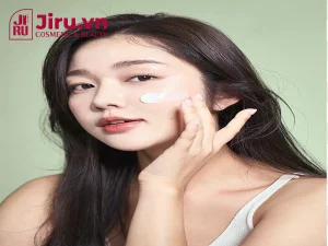 Nhiều người dễ rơi vào trạng thái hoang mang, lo lắng khi không biết nên chọn kem chống nắng vật lý hay hóa học Nhiều người dễ rơi vào trạng thái hoang mang, lo lắng khi không biết nên chọn kem chống nắng vật lý hay hóa học